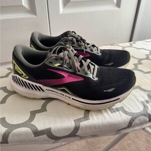 Brooks Women's Black and Pink Athletic Shoes